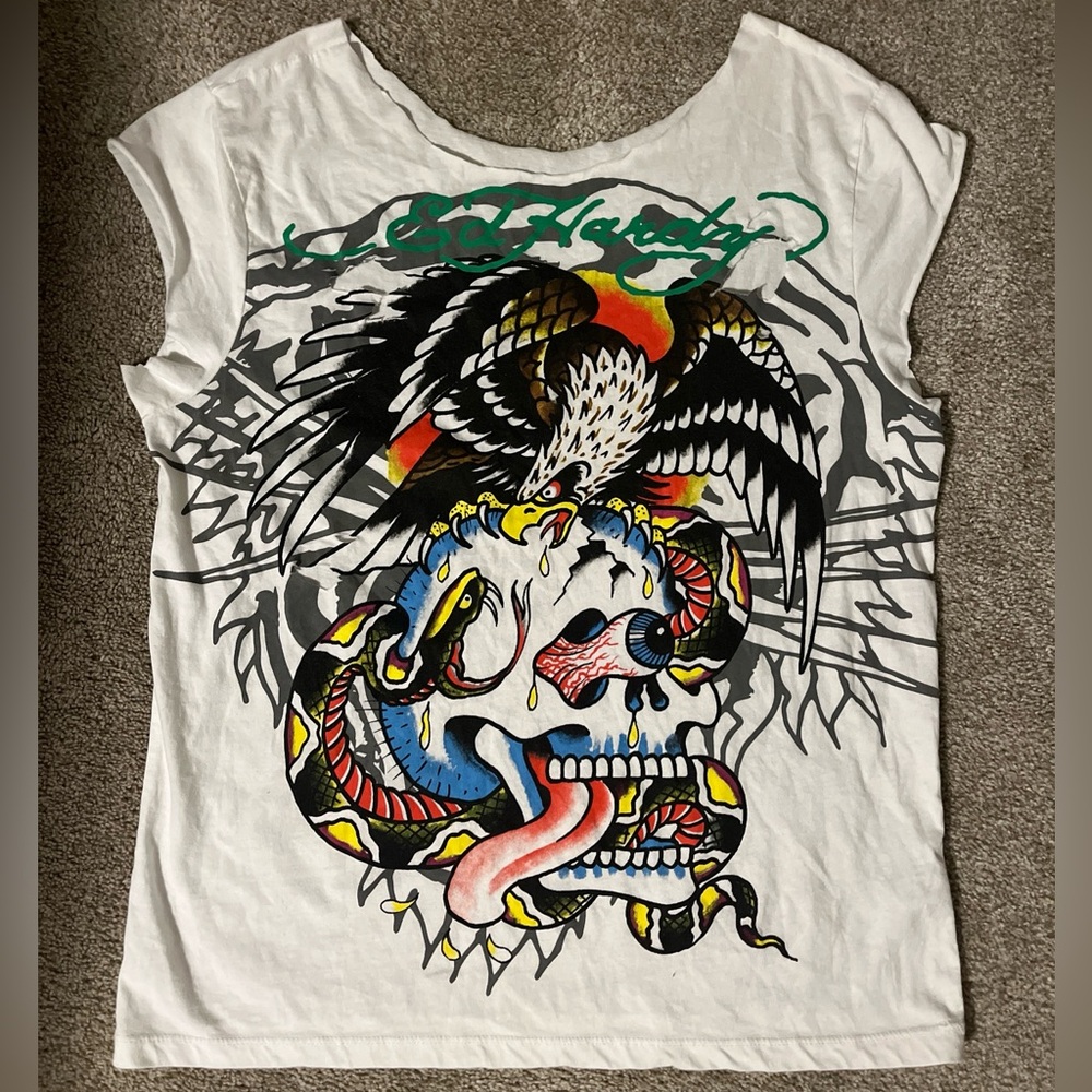 Ed Hardy distressed skull Tee. Med tag but fits L/XL. #Y2K #EdHardy #vintage